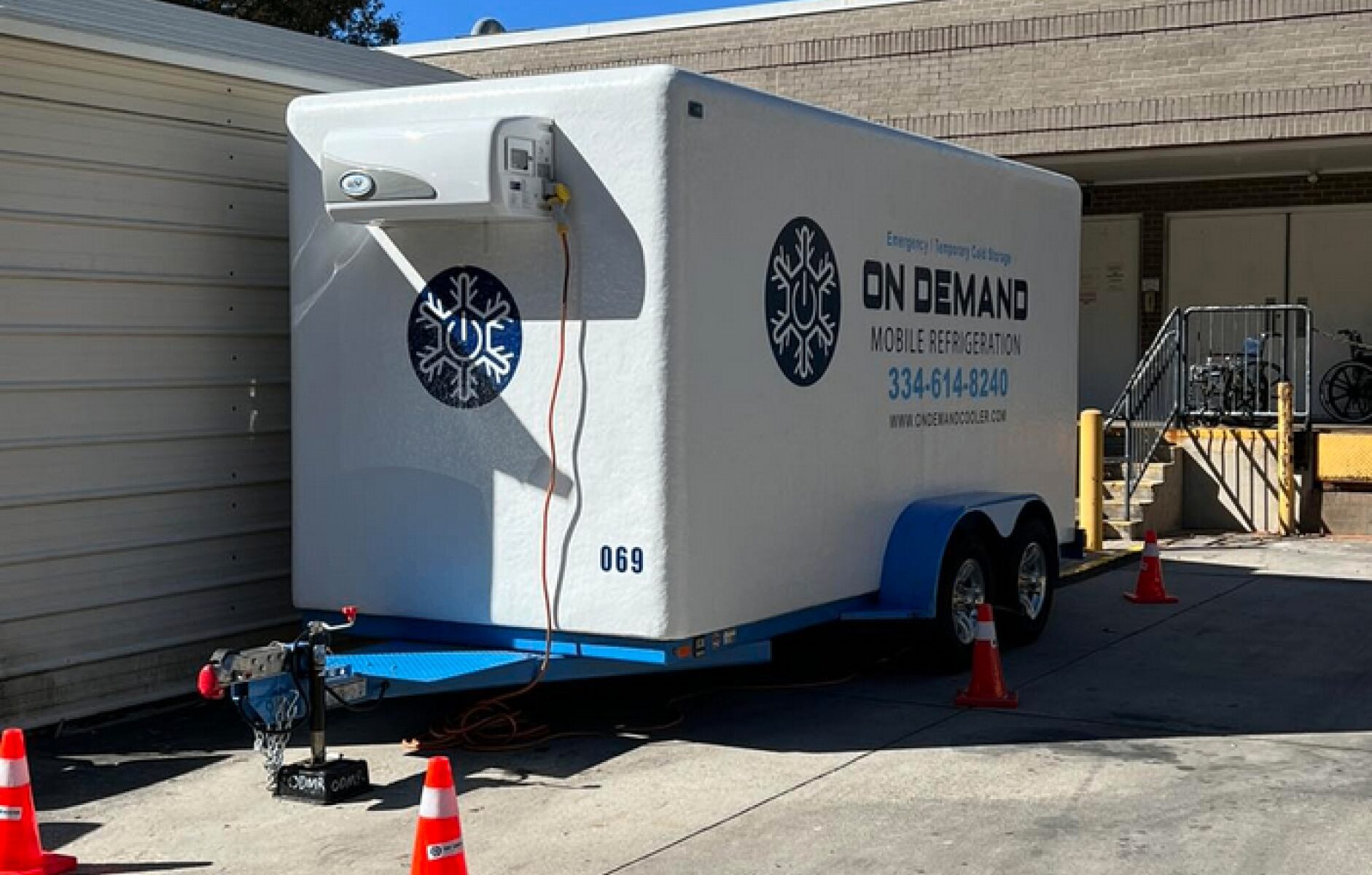 On-demand refrigeration service trailer with cones